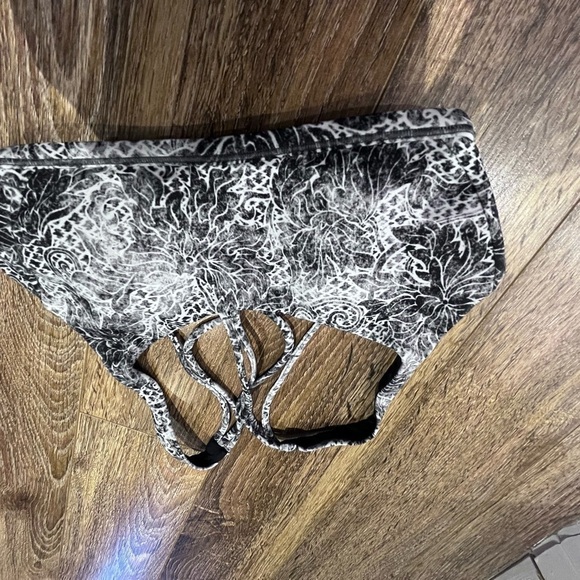 LULULEMON size 4 bra - Picture 2 of 4